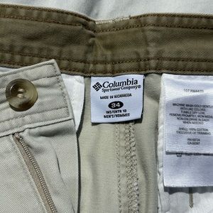 Off white beige Columbia utility cargo shorts men’s size 34. Casual 100% cotton